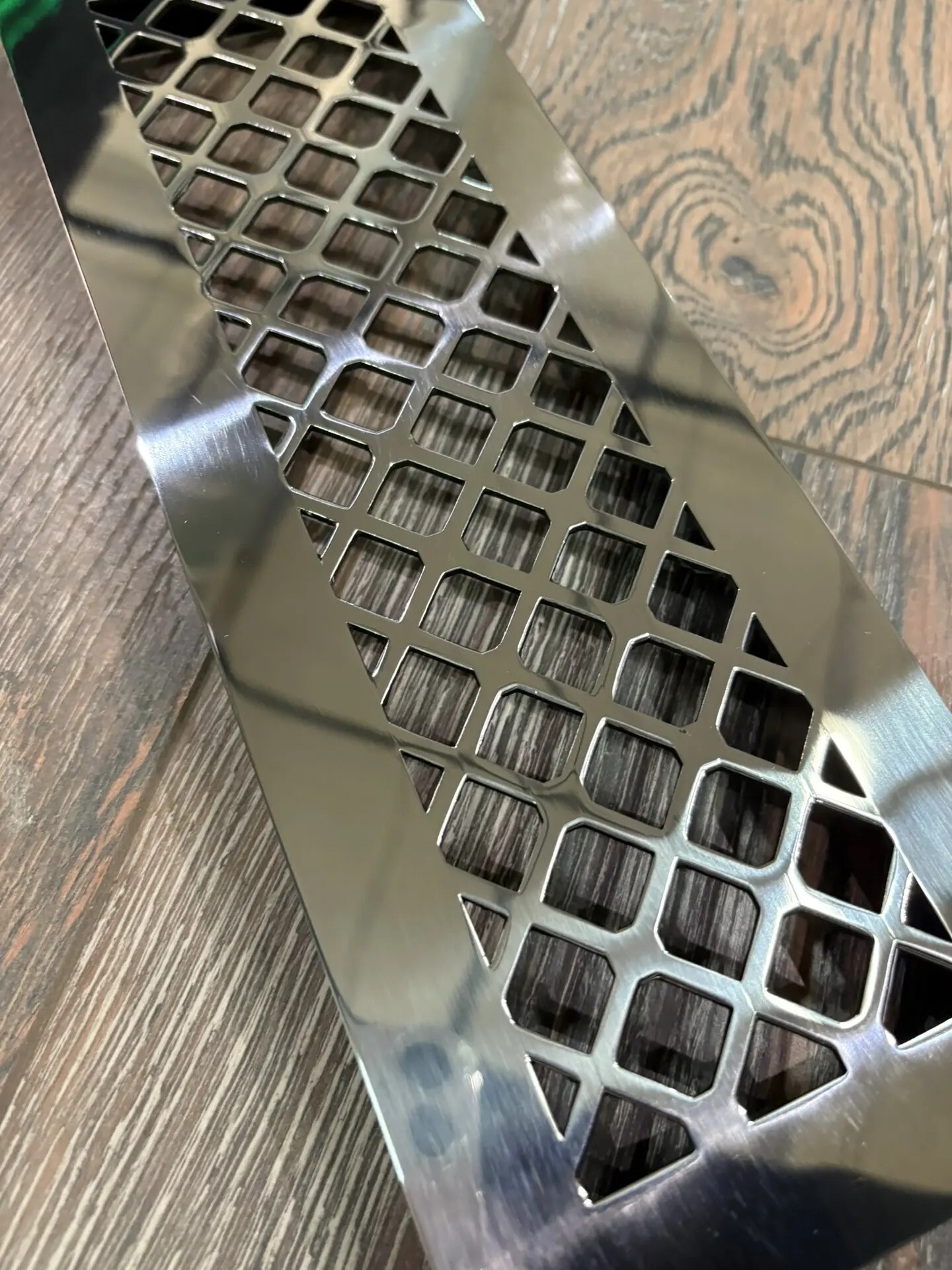 Вентиляционная решетка из полированной нержавеющей стали NR 10 300х100